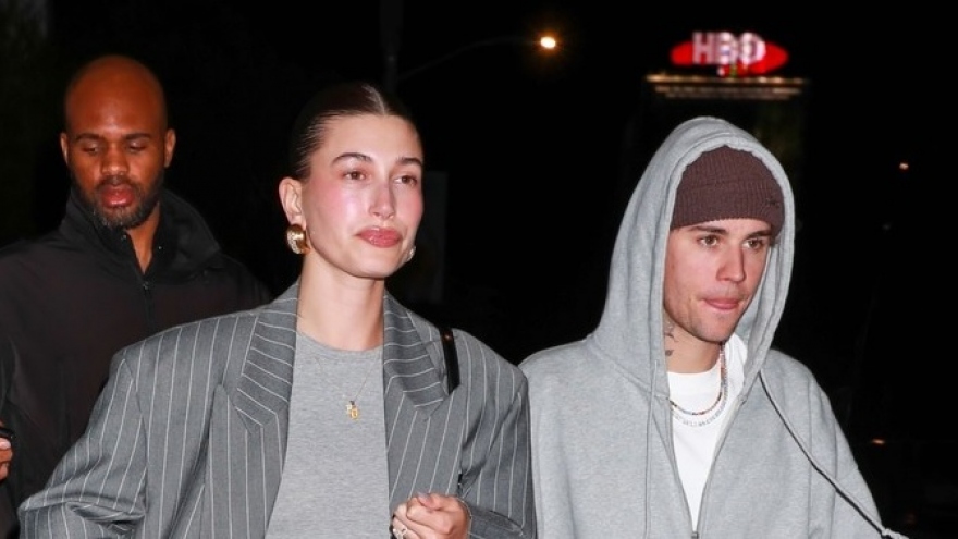 Vợ chồng Justin Bieber - Hailey Baldwin hẹn hò lãng mạn lúc tối muộn