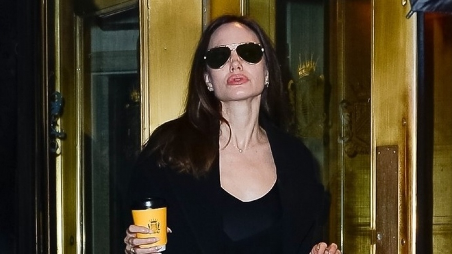Angelina Jolie diện "cây đen" gợi cảm, rạng rỡ đi chơi cùng con gái nuôi