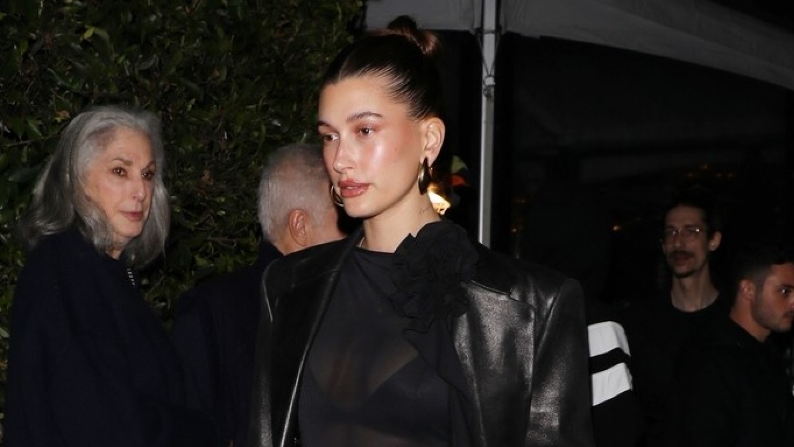 Hailey Baldwin diện đồ xuyên thấu gợi cảm đi chơi tối cùng bạn bè