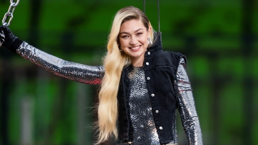 Siêu mẫu Gigi Hadid tái xuất "bụi bặm" trong buổi quay quảng cáo mới