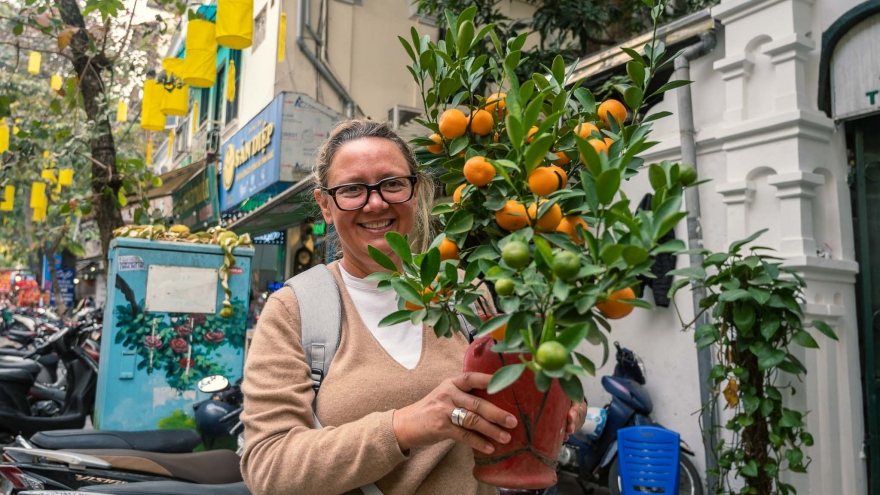 Hang Luoc traditional flower market bustling as Tet draws near