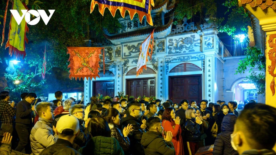 Hanoians visit pagodas on Lunar New Year’s Eve