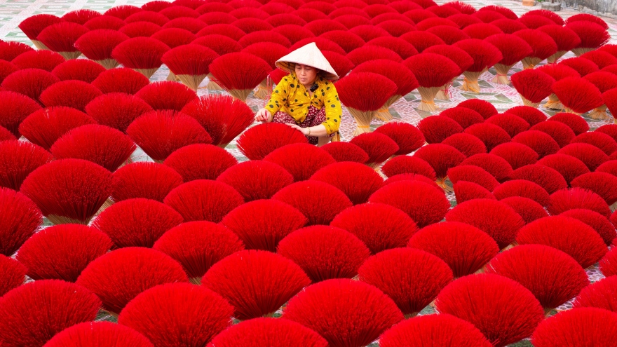 100-year-old incense-making village busy ahead of Tet
