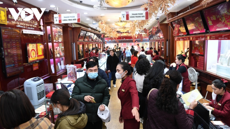 Locals rush to purchase gold ahead of God of Wealth Day