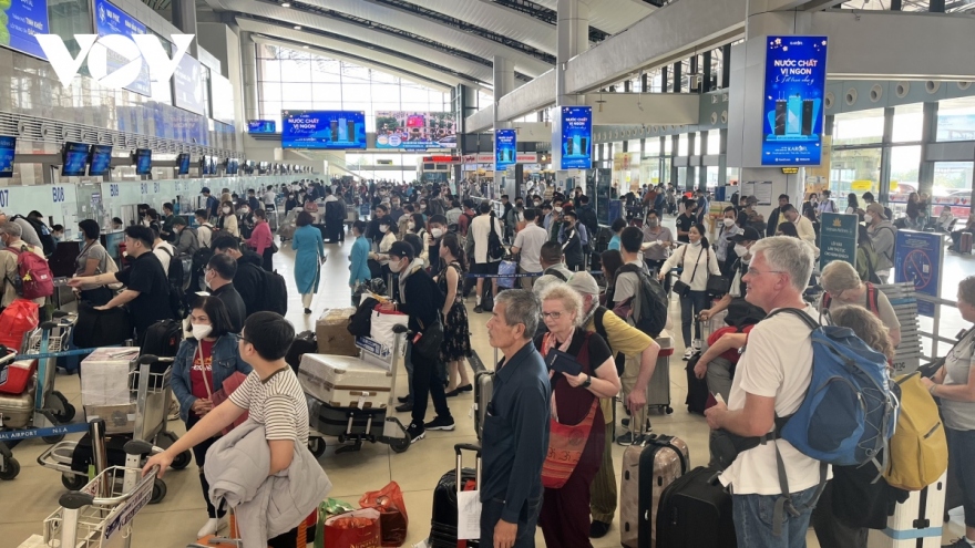Busy Tet holiday travel continues at Noi Bai Airport