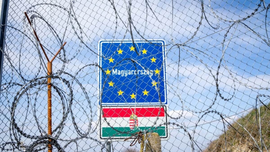 Hungary nỗ lực giải quyết áp lực di cư kép