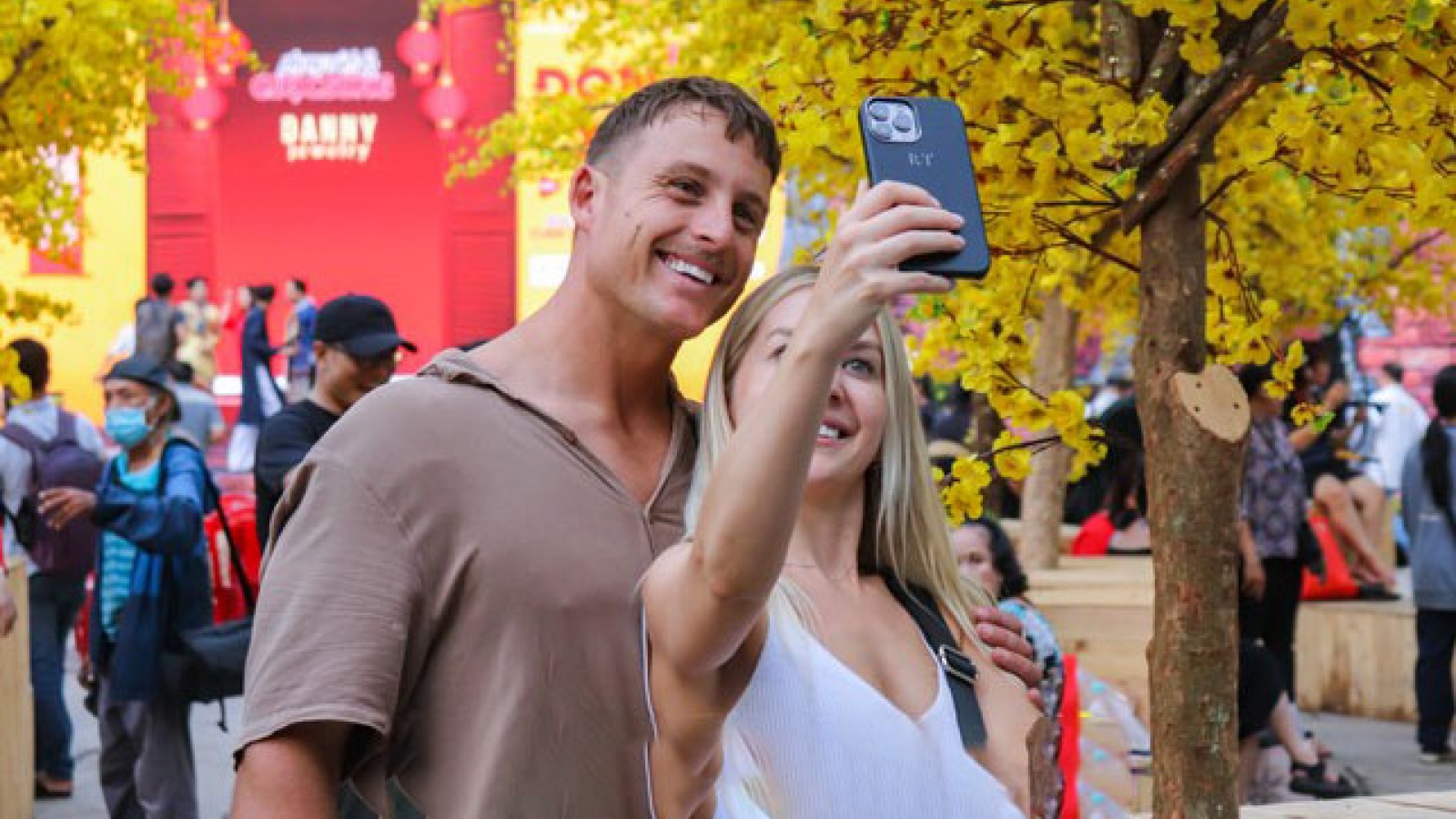 Foreign tourists overwhelmed with festive Tet atmosphere in HCM City 