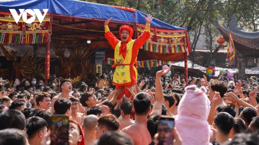 Dong Ky firecracker procession festival excites crowds