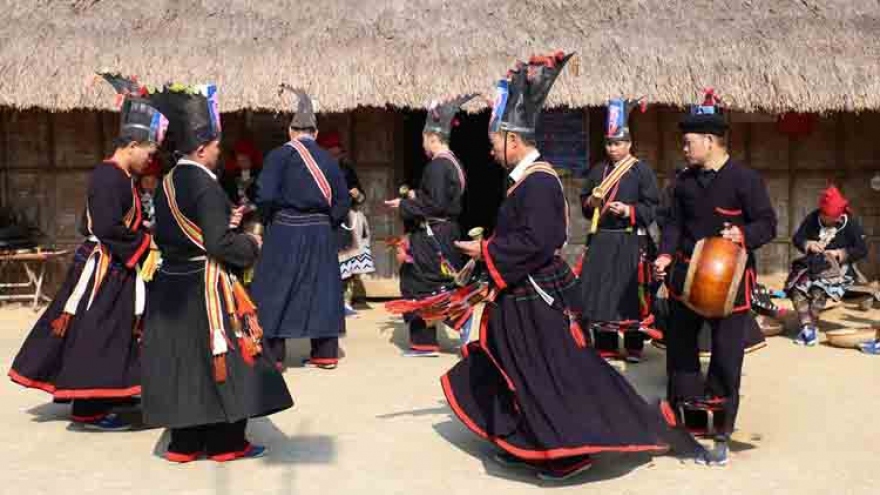 Crop praying ritual in New Year of Dao Tien ethnic people 