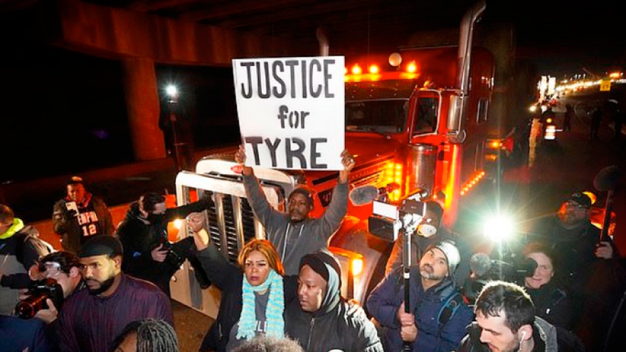 Biểu tình tại Mỹ đòi công lý cho công dân da màu bị cảnh sát đánh chết