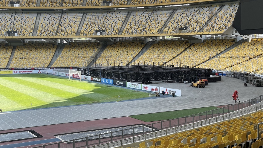Sân Malaysia dựng sân khấu tổ chức ca nhạc dù vẫn đăng cai bán kết AFF Cup