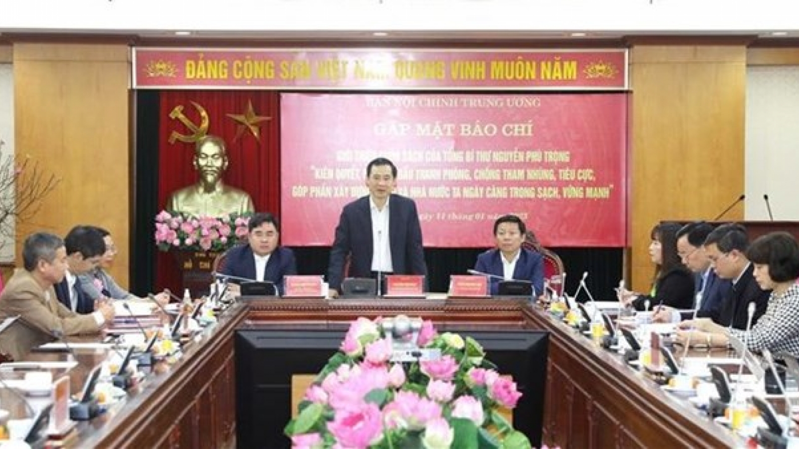 Party leader’s book on corruption fight introduced to public