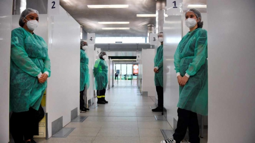 Pháp kéo dài kiểm tra y tế đối với du khách đến từ Trung Quốc