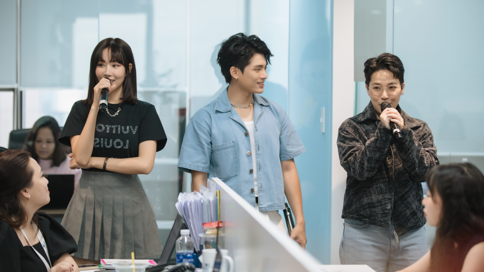 Đầu năm, Min, Kai Đinh, GREY D “tập kích" văn phòng để…ôm nhau