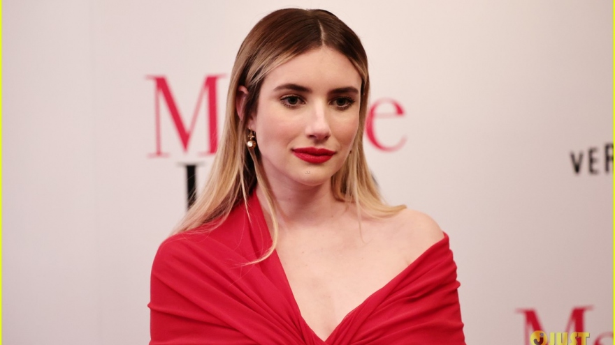 Emma Roberts diện đầm đỏ rực gợi cảm, tái xuất nổi bật trong buổi ra mắt phim