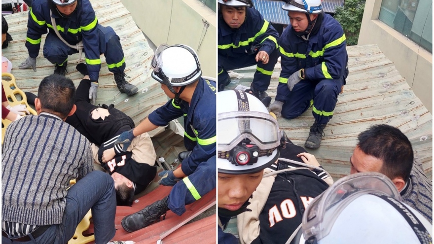 Cứu người rơi từ tầng 11 chung cư xuống ở Hà Nội trong chiều mùng 1 Tết