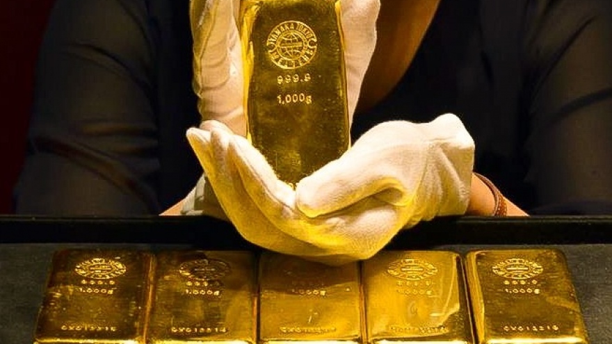 Giá vàng hôm nay 1/5: Vàng thế giới giảm mạnh, mất ngưỡng kháng cự 2.300 USD/oz