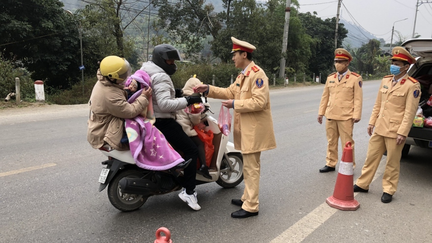 CSGT Cao Bằng hỗ trợ người lao động trở lại nơi làm việc sau Tết