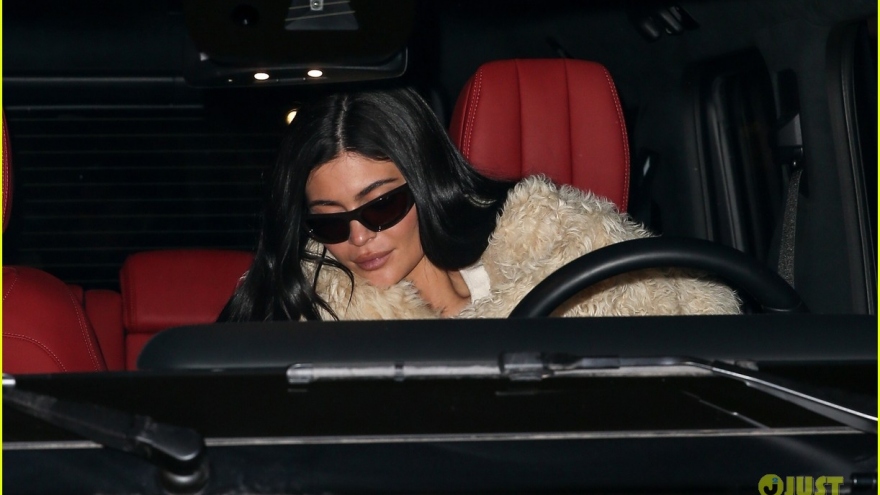 Kylie Jenner xinh đẹp lái xe chở bạn đi ăn tối ở Aspen dịp cuối năm