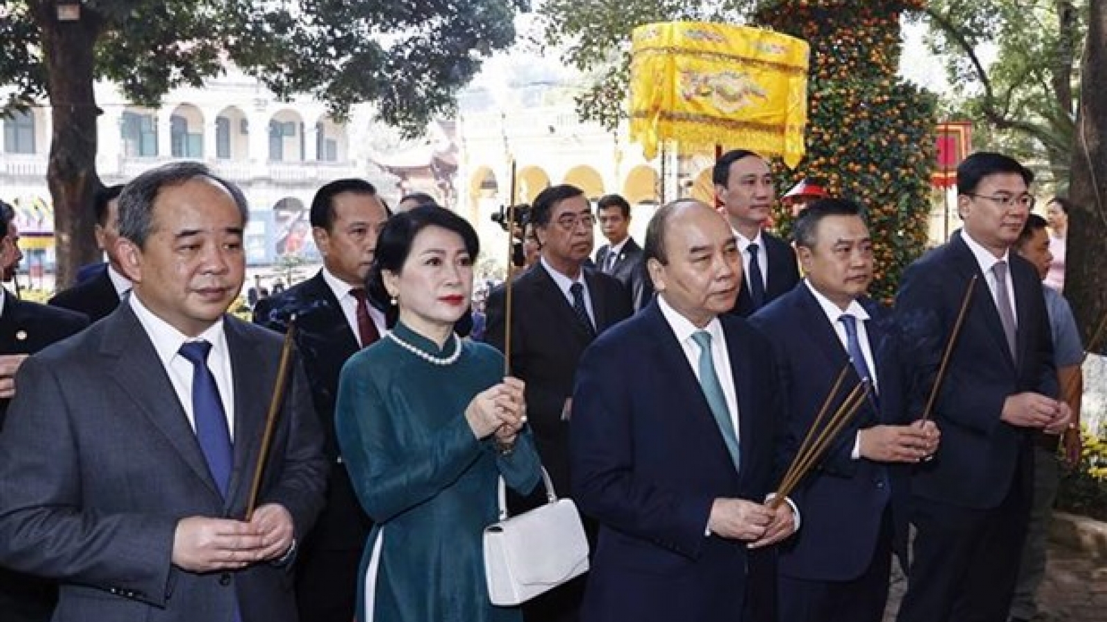 President, overseas Vietnamese offer Lunar New Year incense