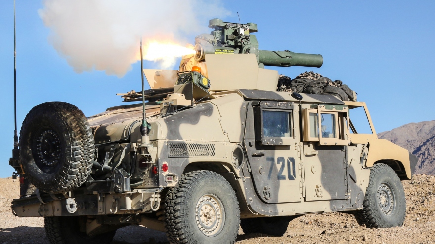 Lính dù Mỹ diễn tập phóng tên lửa chống tăng BGM-71 TOW từ xe Humvee