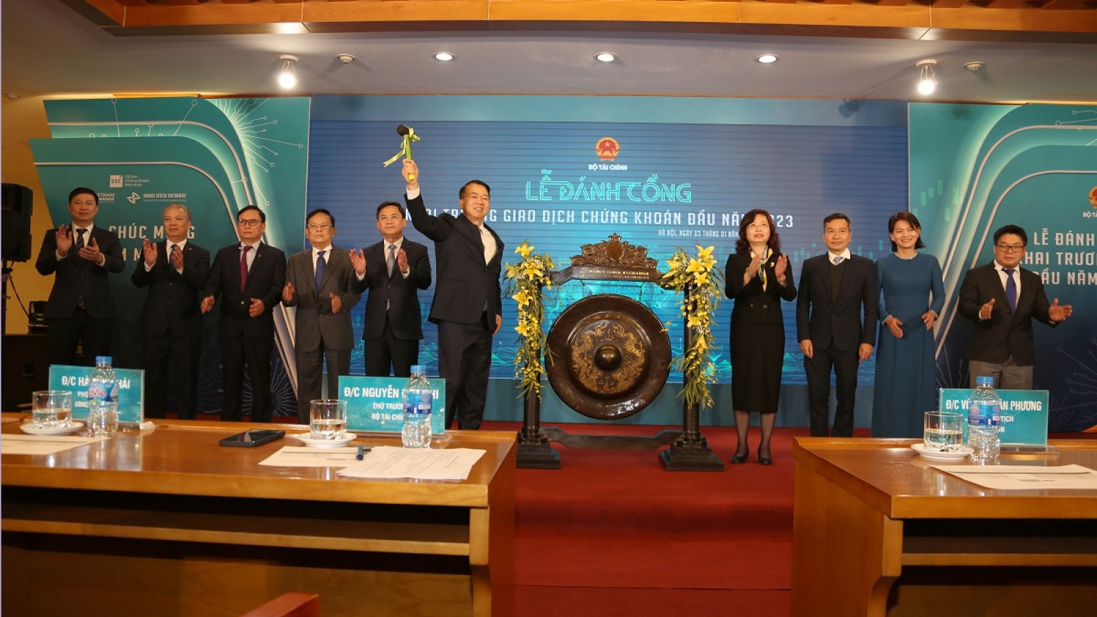 Đánh cồng khai trương giao dịch chứng khoán đầu năm 2023