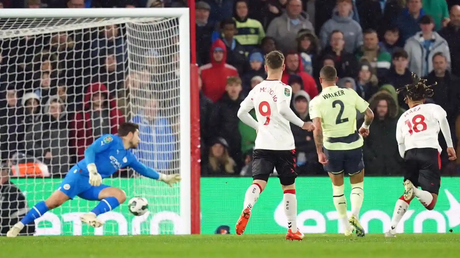 Thua sốc Southampton, Man City bị loại ở tứ kết League Cup