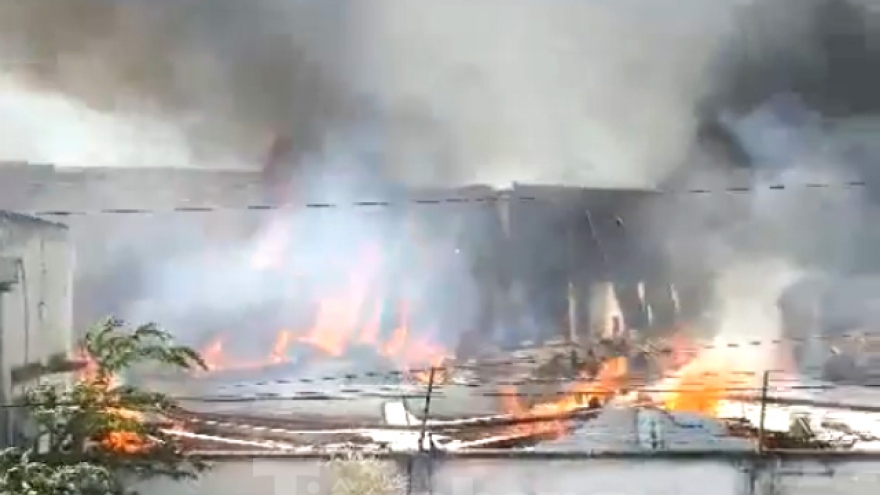 Cháy kho sơn của công ty gỗ ở Bình Dương, công nhân hốt hoảng bỏ chạy 