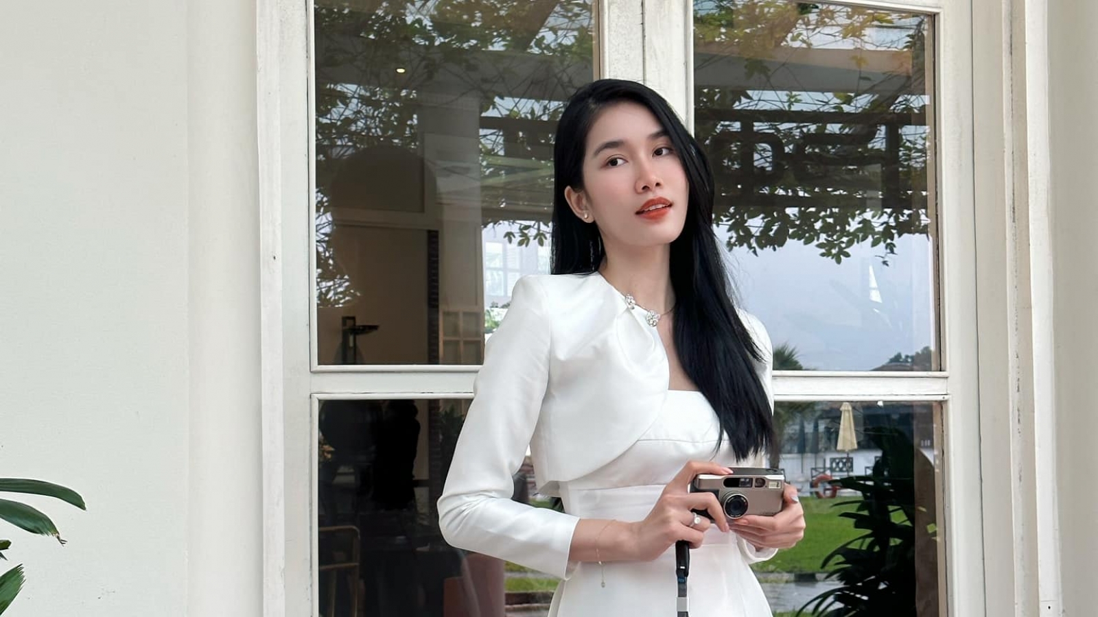 Á hậu Phương Anh đẹp mộng mơ với áo dài cách điệu trắng tinh khôi ở Huế
