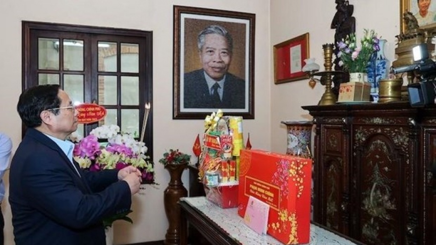 PM pays respect to late government leaders