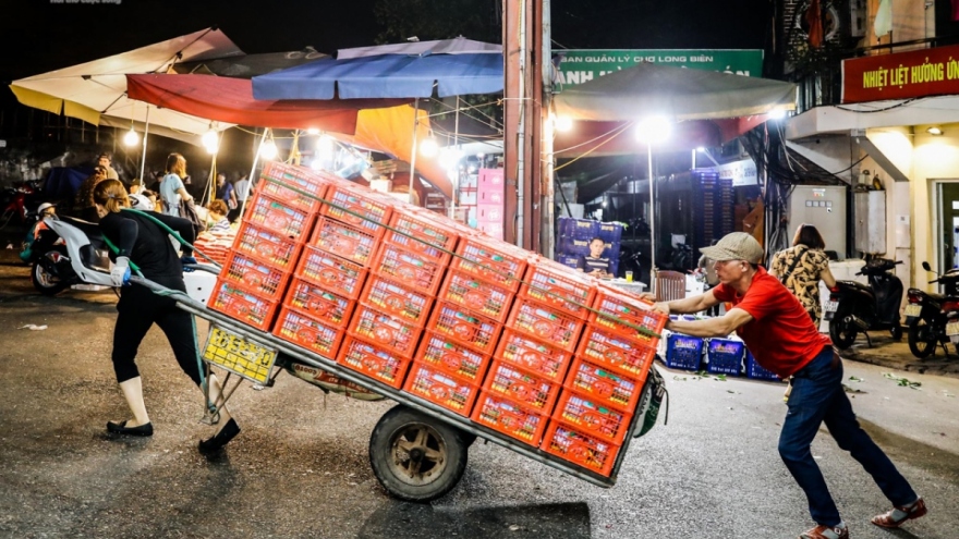 Porters in Hanoi wholesale market work up a sweat ahead of Tet