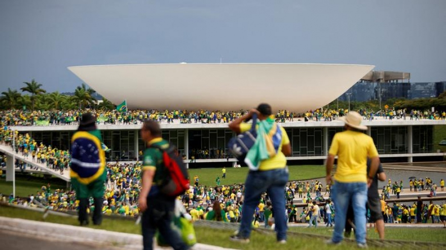 Người biểu tình tràn vào quậy phá, trèo lên nóc tòa nhà quốc hội Brazil