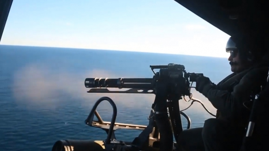 Trực thăng Mỹ diễn tập, nhả “mưa đạn” vào mục tiêu trên biển