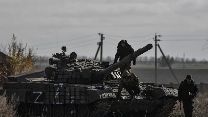 Cận cảnh xe tăng và thiết giáp di chuyển gần “chảo lửa” Bakhmut