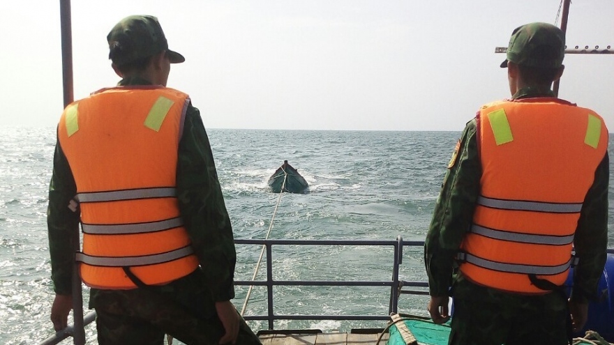 Cứu hộ tàu cá bị chìm trên biển ở Kiên Giang