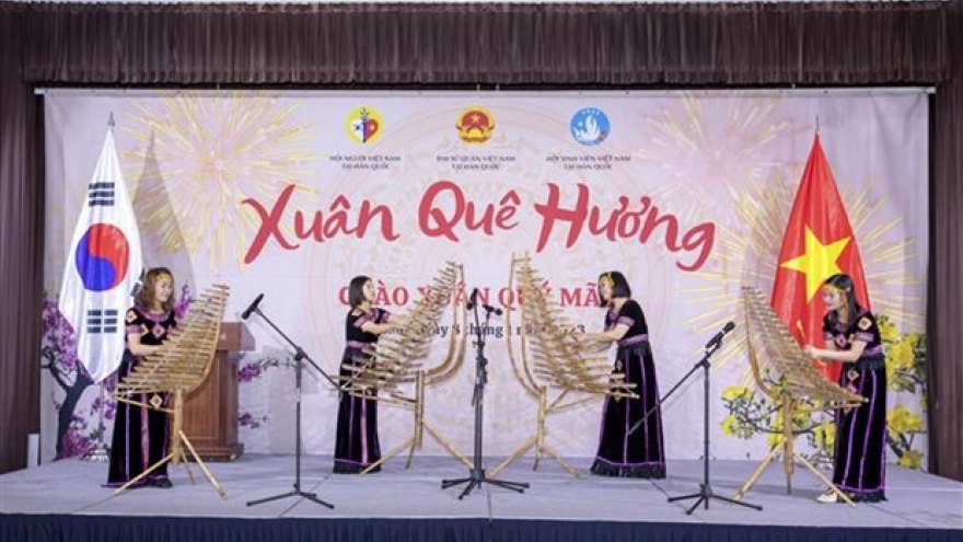 Vietnamese people in RoK, Canada celebrate Tet