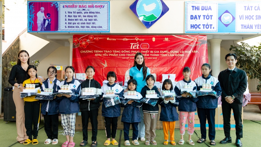 Á hậu Chế Nguyễn Quỳnh Châu mang dự án Tết hạnh phúc về quê nhà cho trẻ khiếm thính