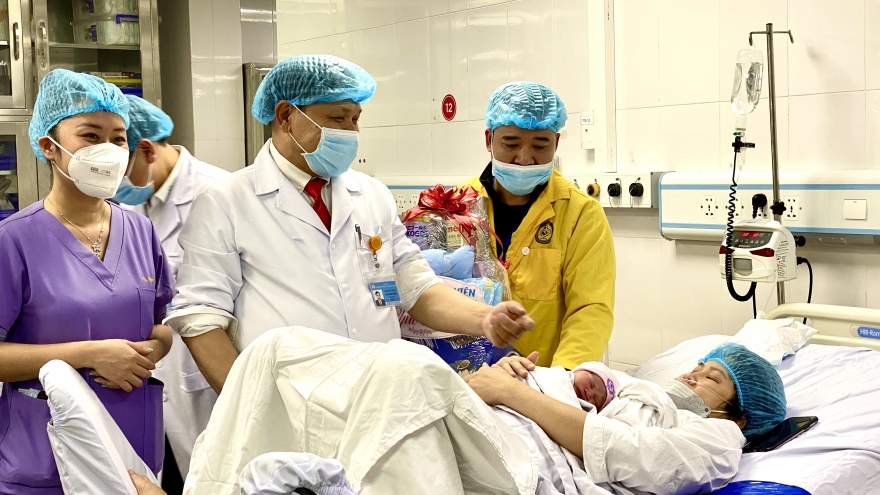 Cháu bé đầu tiên chào đời năm 2023 tại Bệnh viện Phụ sản Trung ương