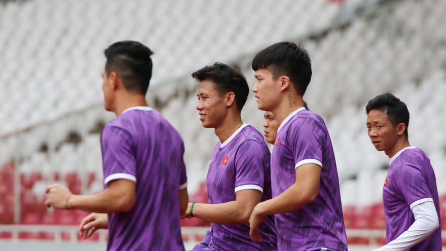 ĐT Việt Nam hào hứng tập luyện trên mặt sân chuẩn World Cup ở Indonesia