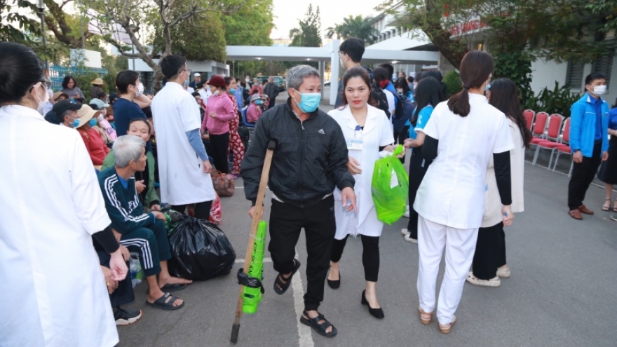  “Chuyến xe yêu thương” đưa 150 bệnh nhân nghèo về quê đón Tết