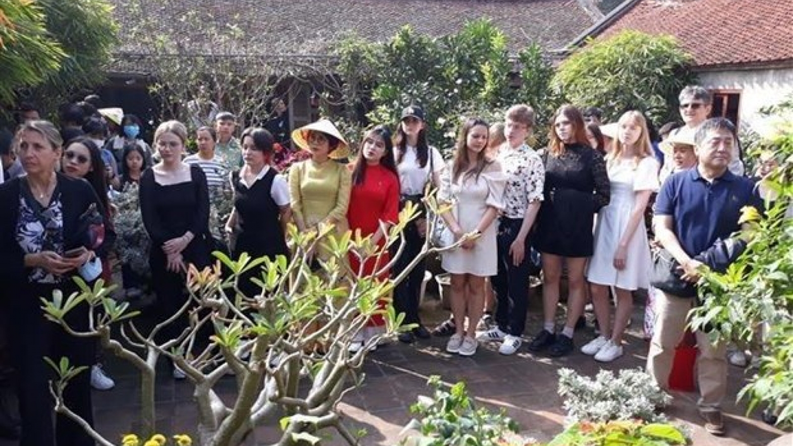 Foreign diplomats, tourists explore Vietnamese Tet at Duong Lam village