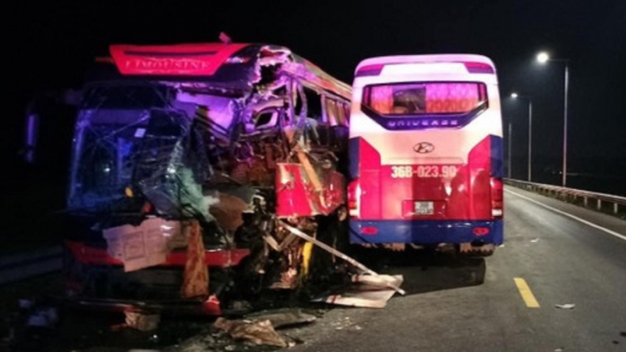 Hai xe khách đối đầu làm 1 người chết, 26 người bị thương