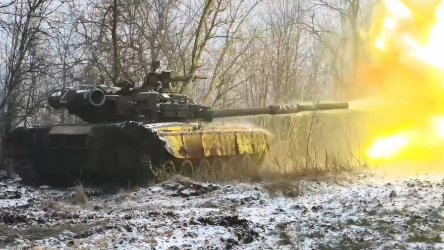 Xe tăng T-80 của Nga nã pháo bắn hạ xe thiết giáp Ukraine ở cự ly xa