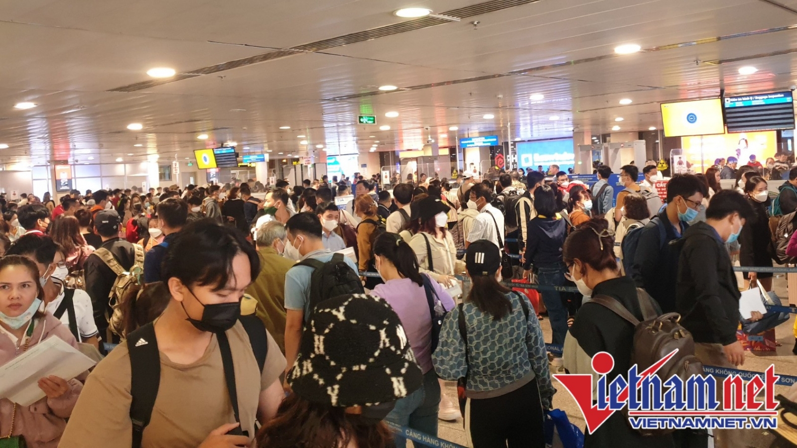 4 giờ sáng, sân bay Tân Sơn Nhất đông kín người về quê đón Tết