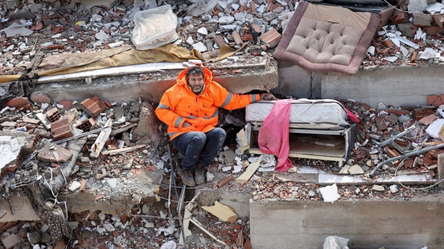 Đằng sau bức hình ám ảnh trong động đất ở Thổ Nhĩ Kỳ: "Tôi không thể cứu con gái"