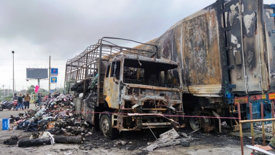 Sau tiếng nổ lớn, xe tải và xe container bốc cháy trong cây xăng ở Quảng Nam