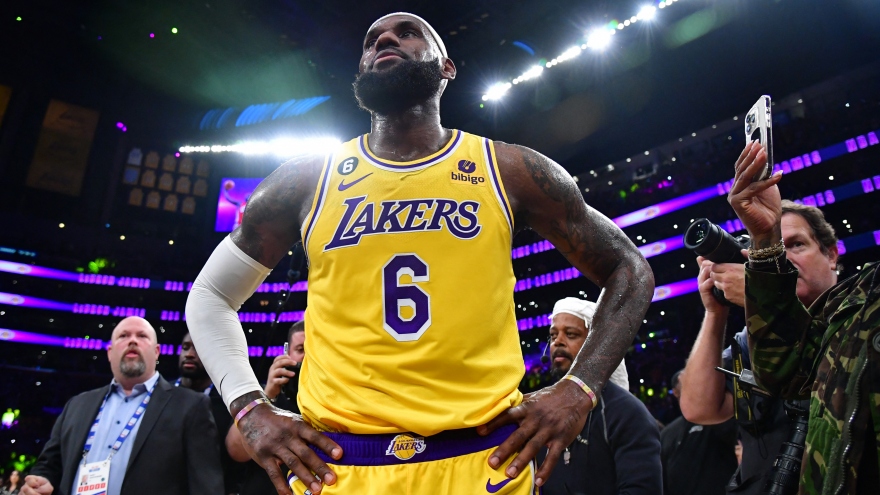 LeBron James trở thành tay ném vĩ đại nhất lịch sử NBA