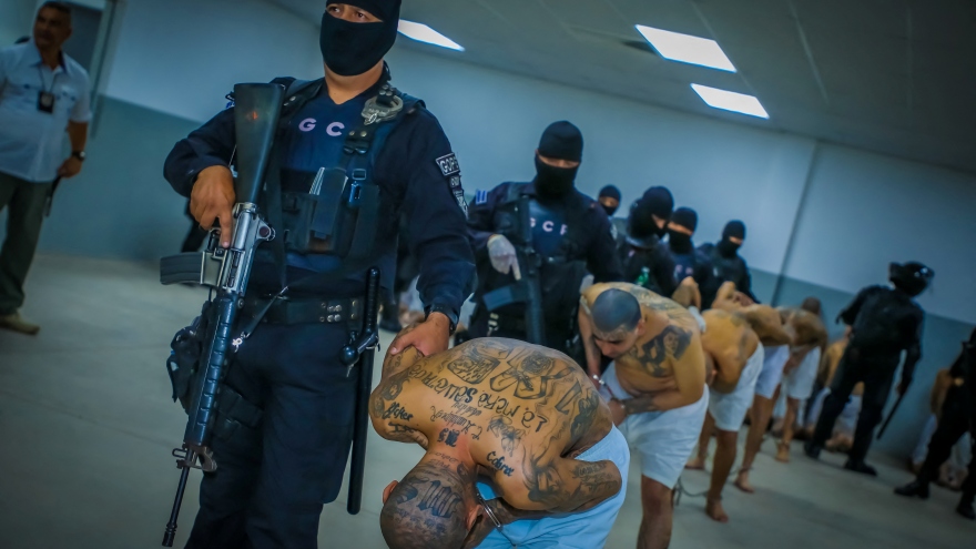 El Salvador chuyển hàng ngàn phạm nhân vào “siêu nhà tù”