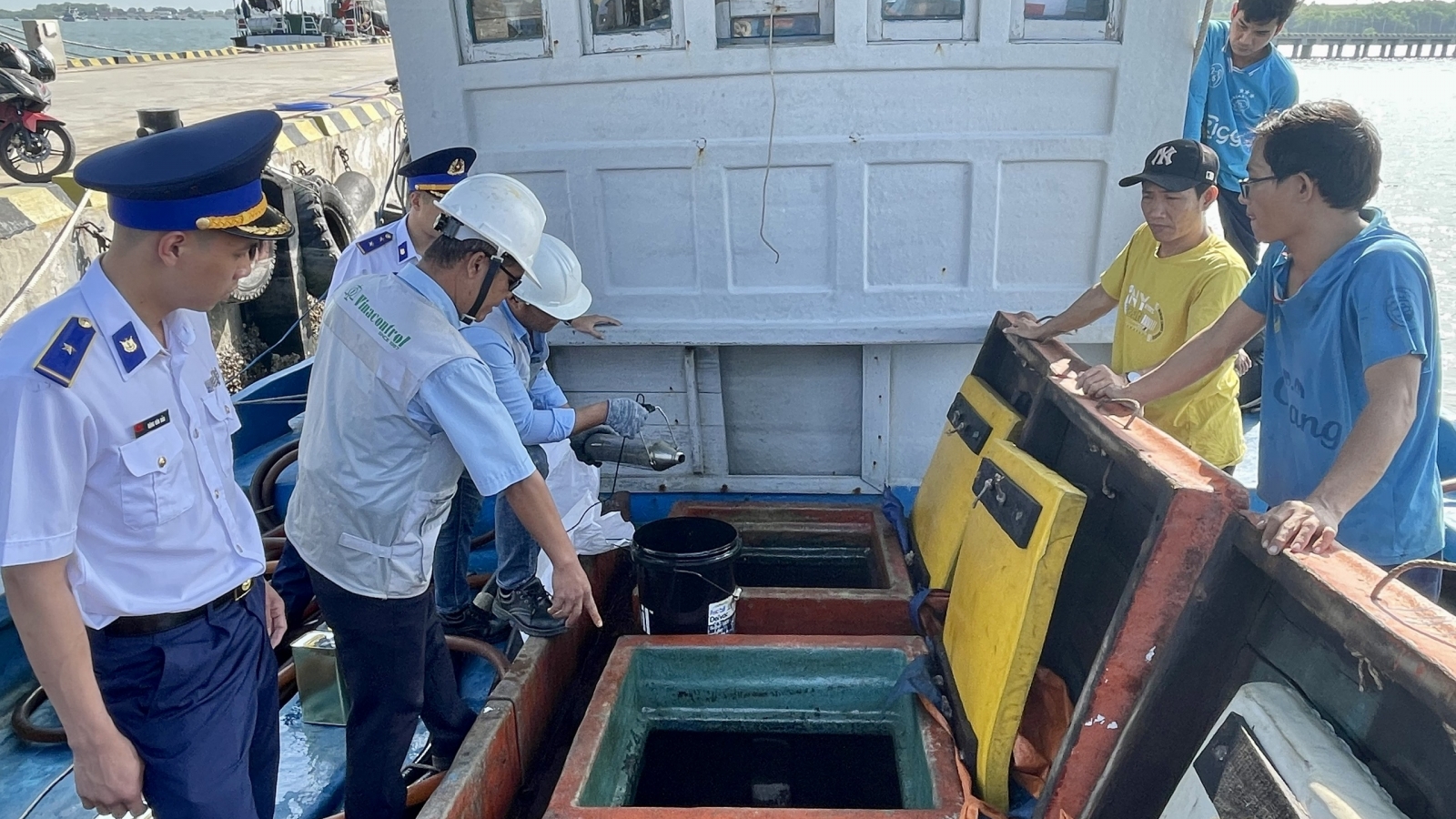 Cảnh sát biển tạm giữ tàu cá chở 25.000 lít dầu DO không rõ nguồn gốc