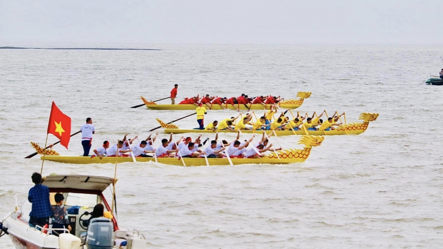 Tưng bừng lễ hội đua thuyền rồng trên đảo Cát Hải